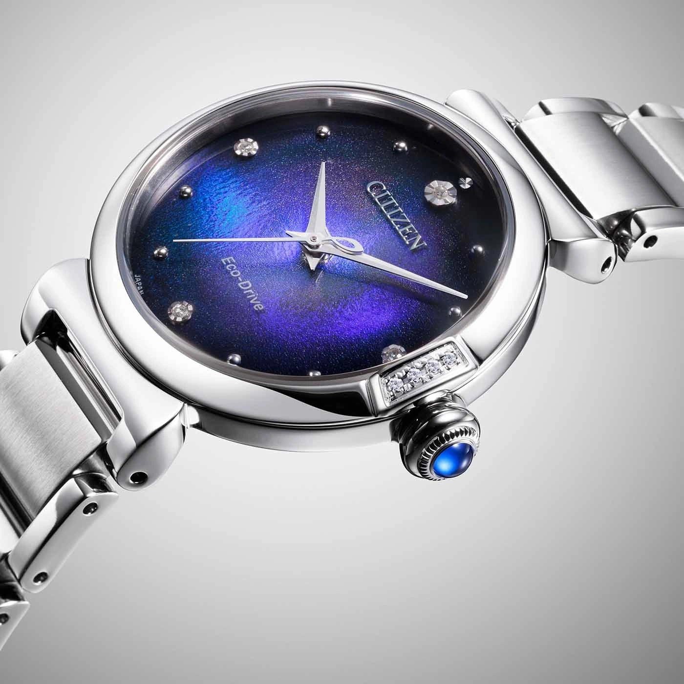 Citizen-Uhr mit blau-violettem Zifferblatt, Diamanten und silbernem Armband.