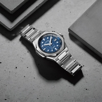 Citizen Series 8 Automatikuhr auf Betonoberfläche mit Schatten.