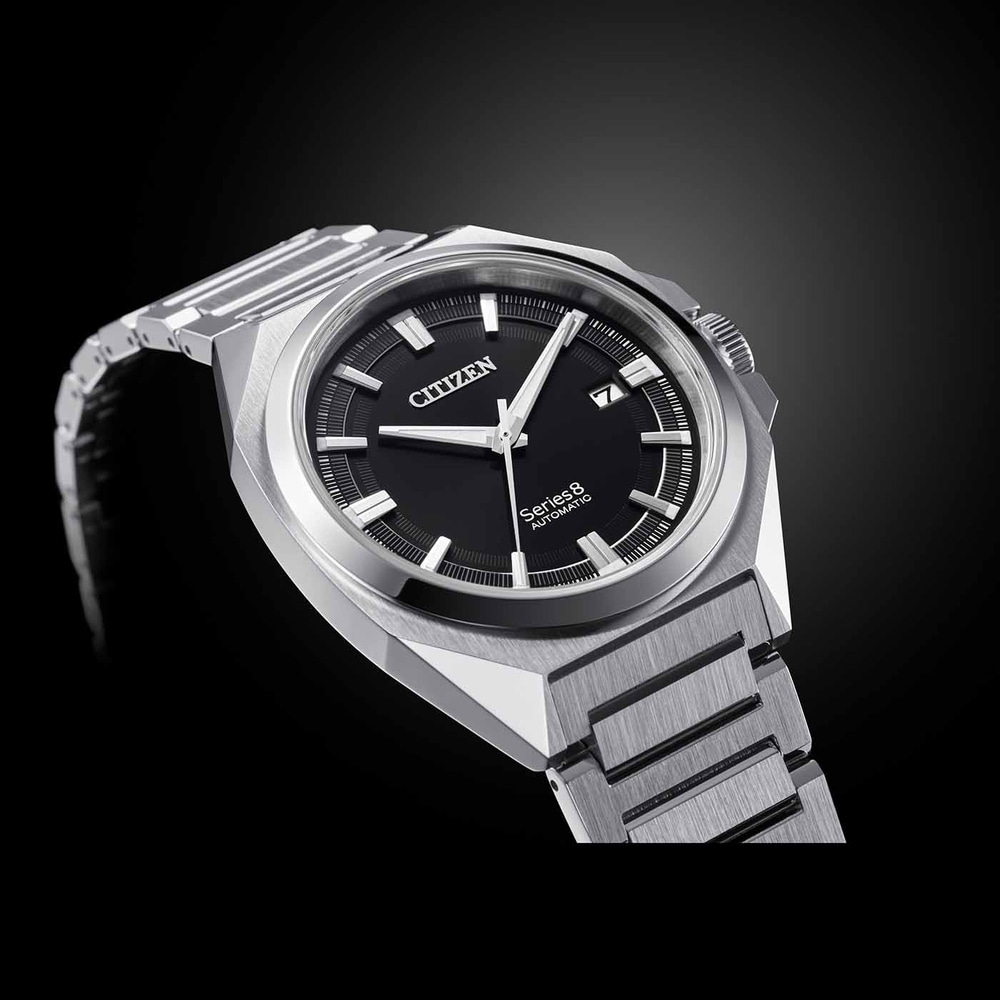 Citizen Series 8 Automatikuhr mit schwarzem Zifferblatt und silbernem Armband
