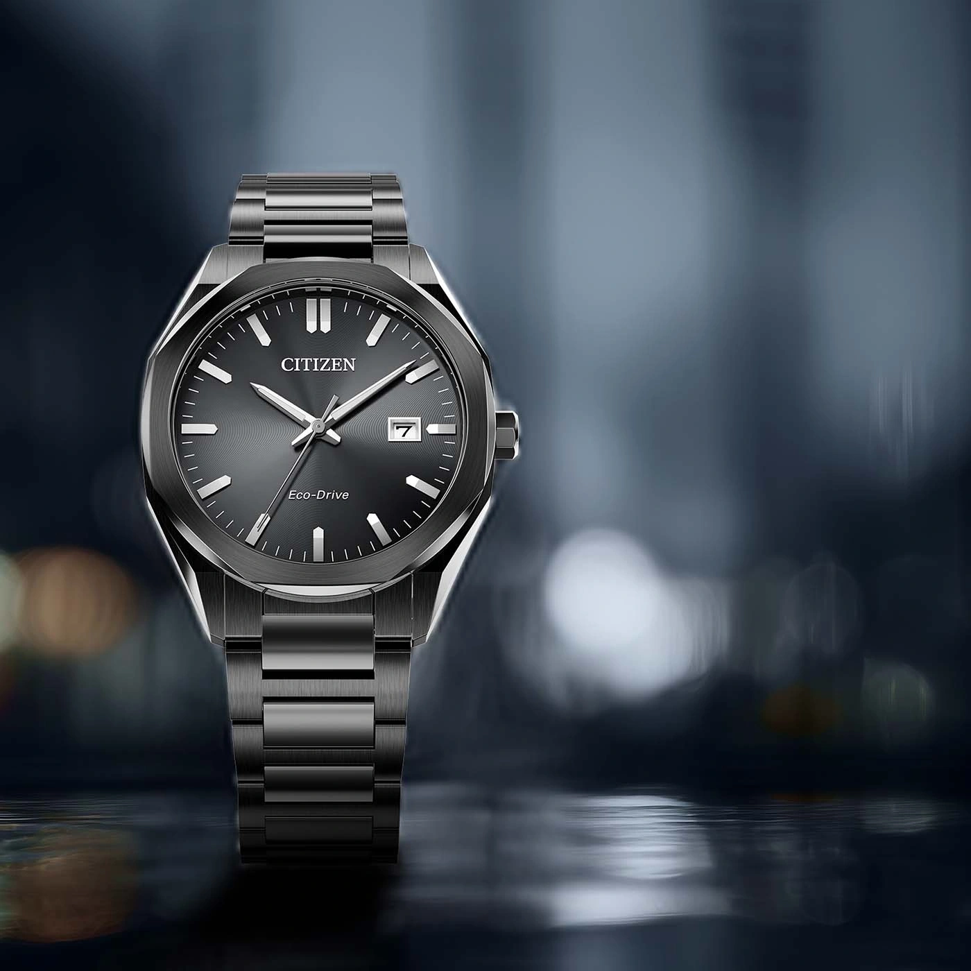 Eine elegante, dunkle Citizen Eco-Drive Uhr mit Metallarmband.