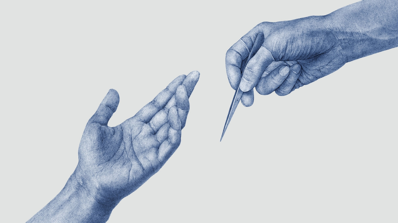 Zwei Hände, eine mit Pinzette, künstlerische blaue Zeichnung auf grauem Hintergrund