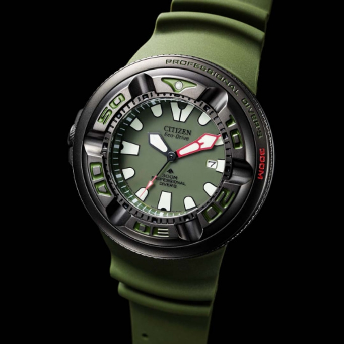 Citizen Eco-Drive Uhr mit grünem Armband und Zifferblatt, schwarzer Hintergrund, Nahaufnahme.