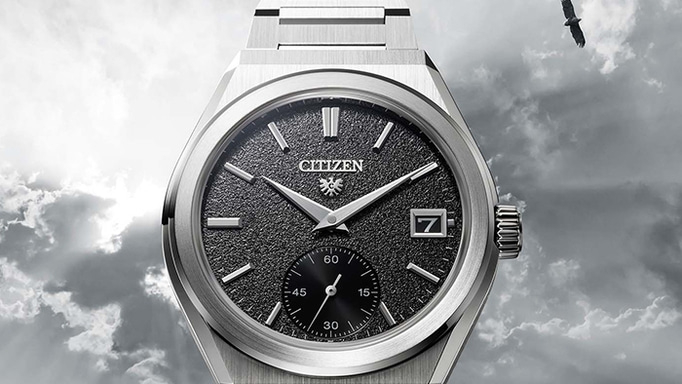 Elegante Citizen-Uhr vor dramatischem Himmel mit kreisendem Adler im Hintergrund.