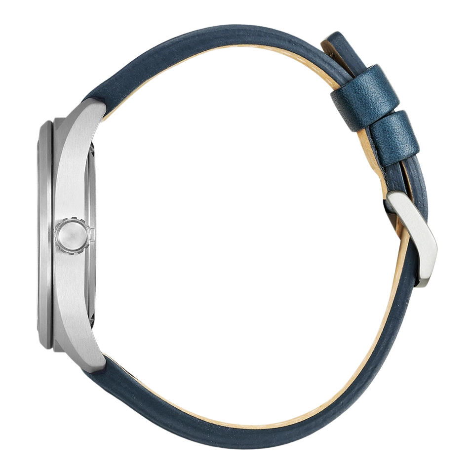 Seitenansicht einer silbernen Uhr mit blauem Lederarmband.