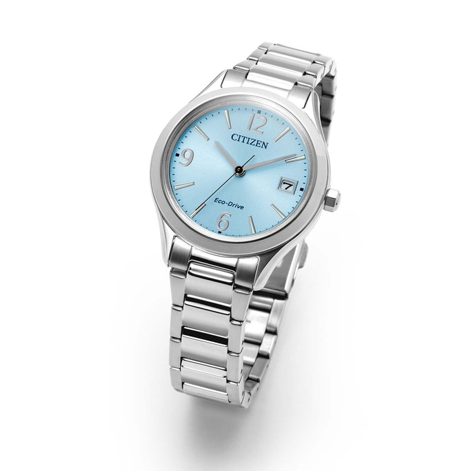 Eine silberne Citizen Eco-Drive Uhr mit hellblauem Zifferblatt und silbernem Armband.