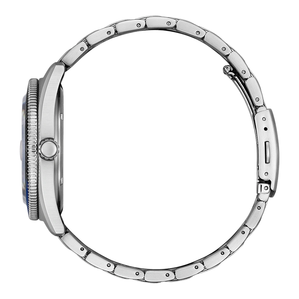 Silberne Uhr mit blauem Zifferblatt und Metallarmband, Seitenansicht.