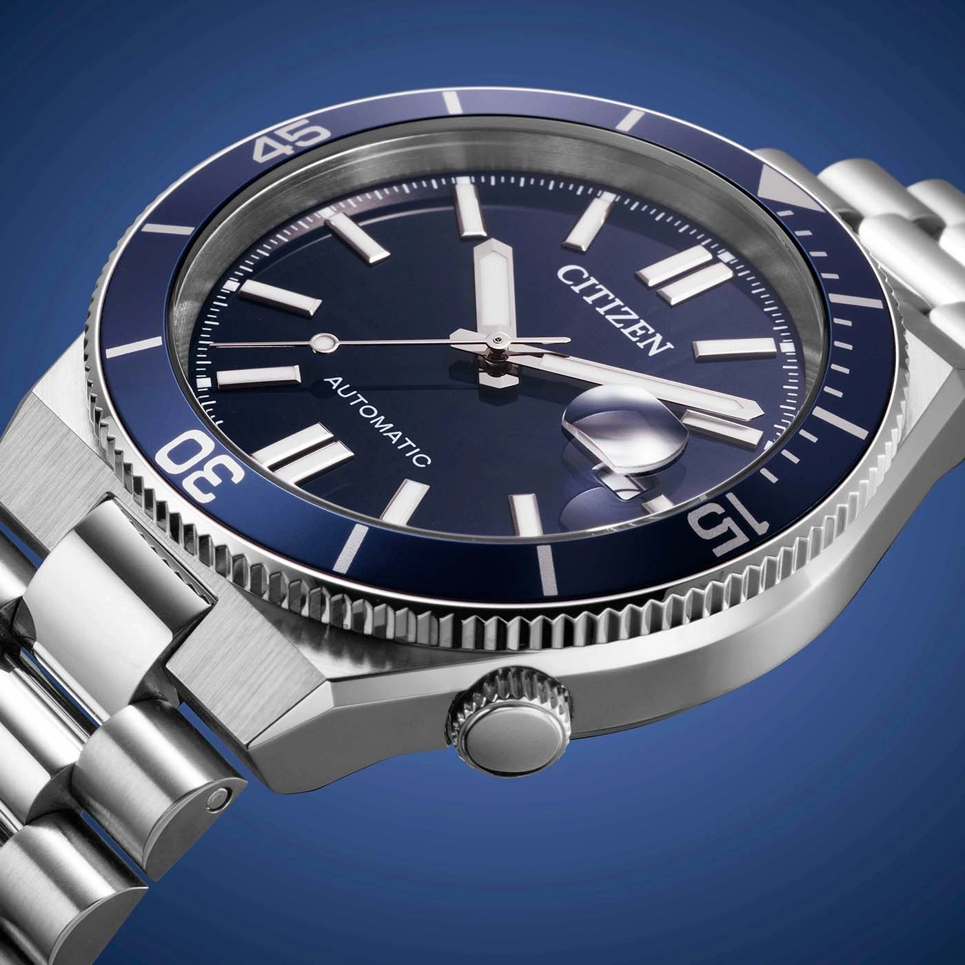 Nahaufnahme einer Citizen Automatik-Uhr mit blauem Zifferblatt und Lünette.