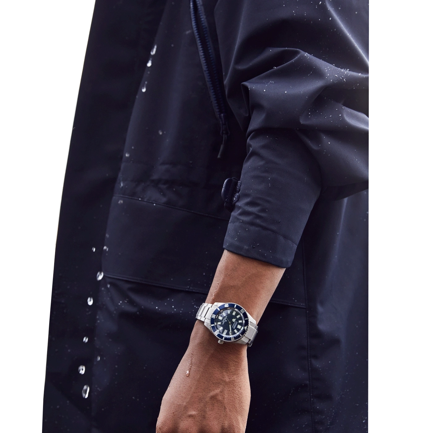 Mann trägt Uhr, dunkelblaue Jacke, Wassertropfen, Nahaufnahme, Handgelenk
