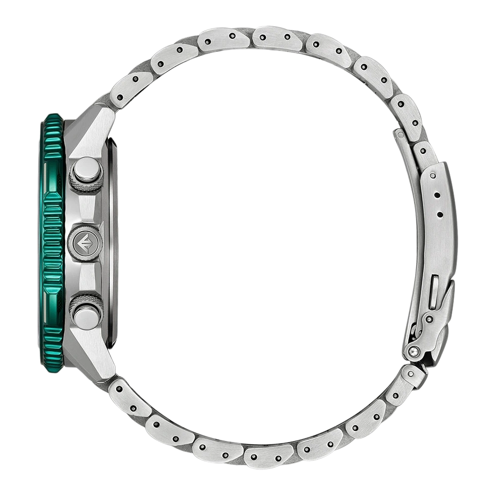 Seitenansicht einer silbernen Uhr mit grüner Lünette und Metallarmband.