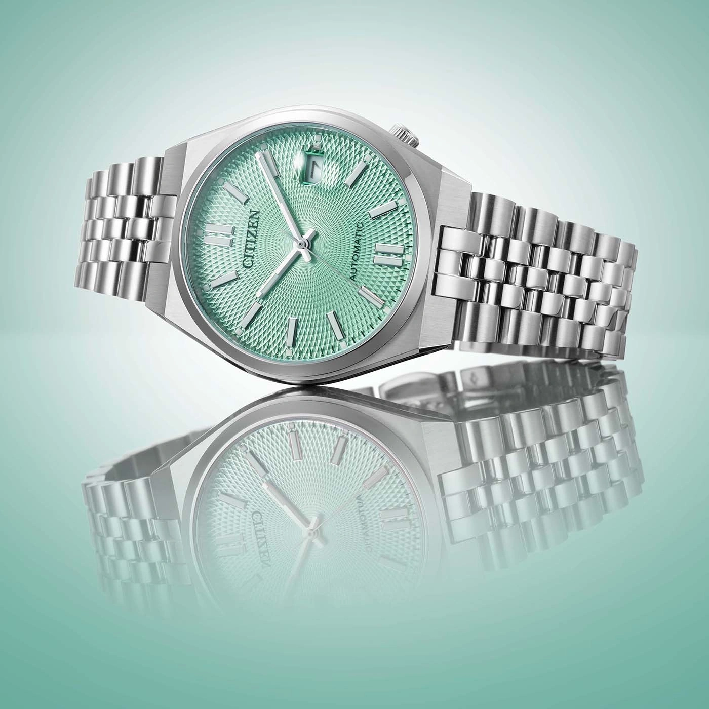 Eine Citizen Automatik-Uhr mit grünem Textur-Zifferblatt und Edelstahlband.