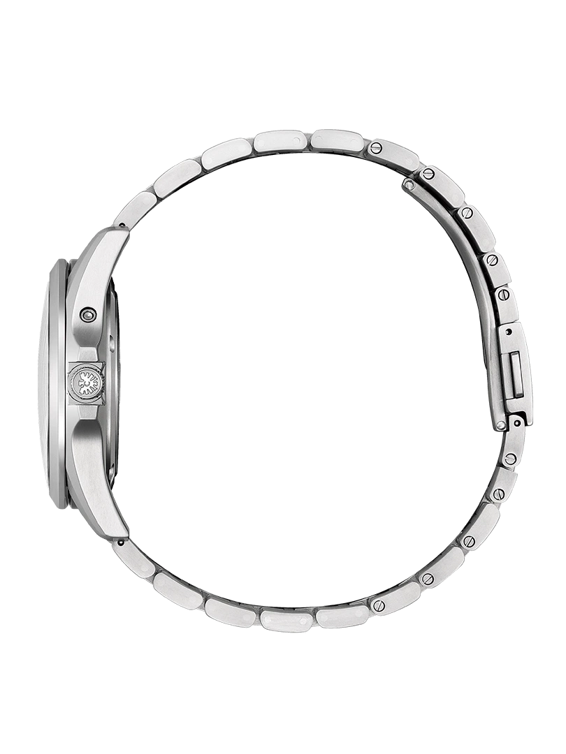 Seitenansicht einer silbernen Armbanduhr mit Metallband auf grünem Hintergrund.