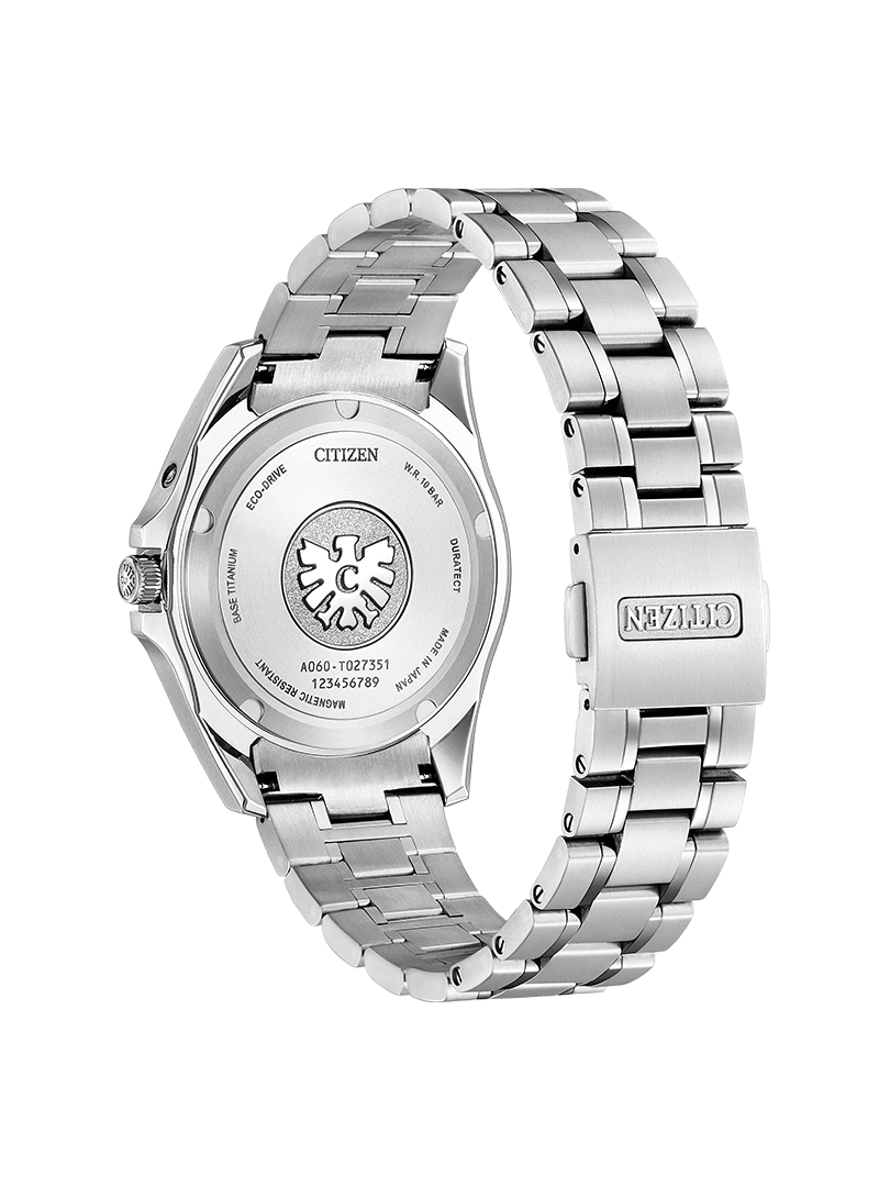 Rückseite der Citizen-Uhr mit Details: Eco-Drive, Titan, magnetisch, Made in Japan.