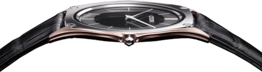 Elegante Uhr mit schwarzem Lederarmband und dunklem Zifferblatt, Nahaufnahme.