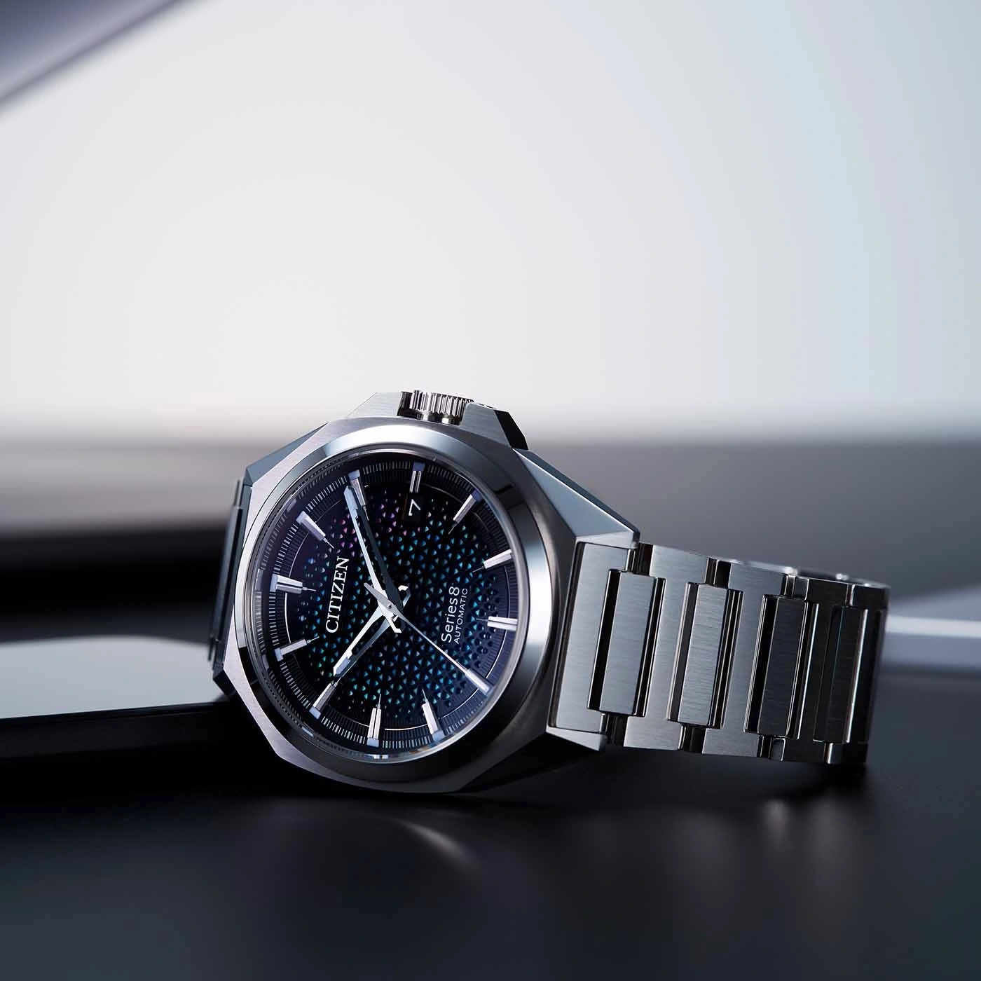 Citizen Series 8 Automatikuhr mit einzigartigem Zifferblatt und Metallarmband.