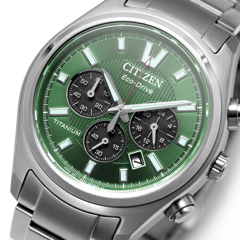 Nahaufnahme einer grünen Citizen Eco-Drive-Uhr mit silbernem Armband.