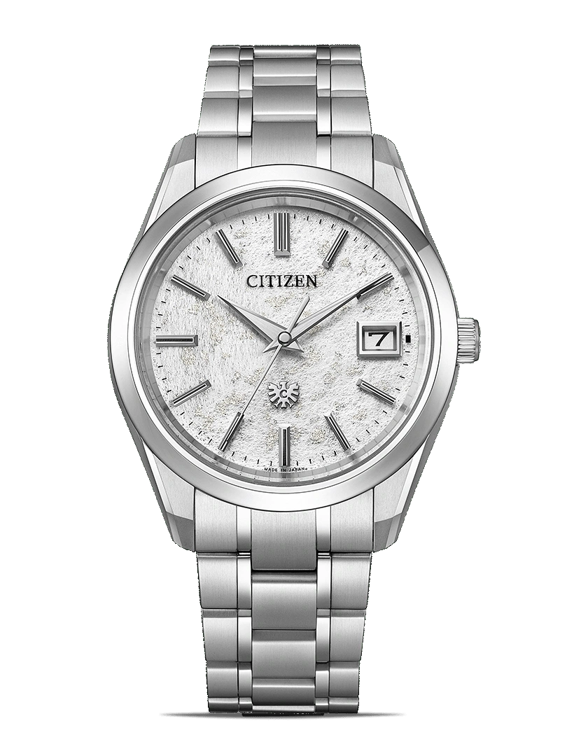Silberne Citizen-Uhr mit strukturiertem weißem Zifferblatt und Datumsanzeige.