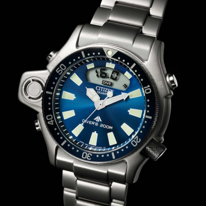 Citizen-Uhr mit blauem Zifferblatt, Digitalanzeige und Diver's 200m-Bewertung.