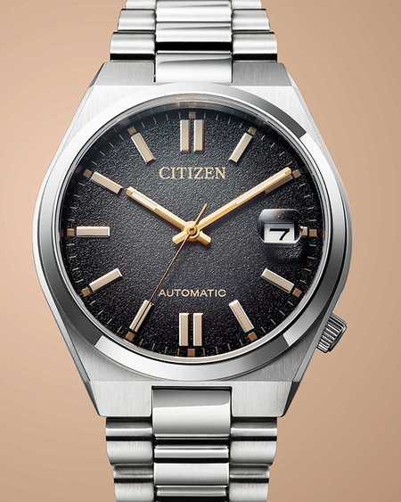 Citizen-Uhr mit schwarzem Zifferblatt und silbernem Armband, elegantes Design.