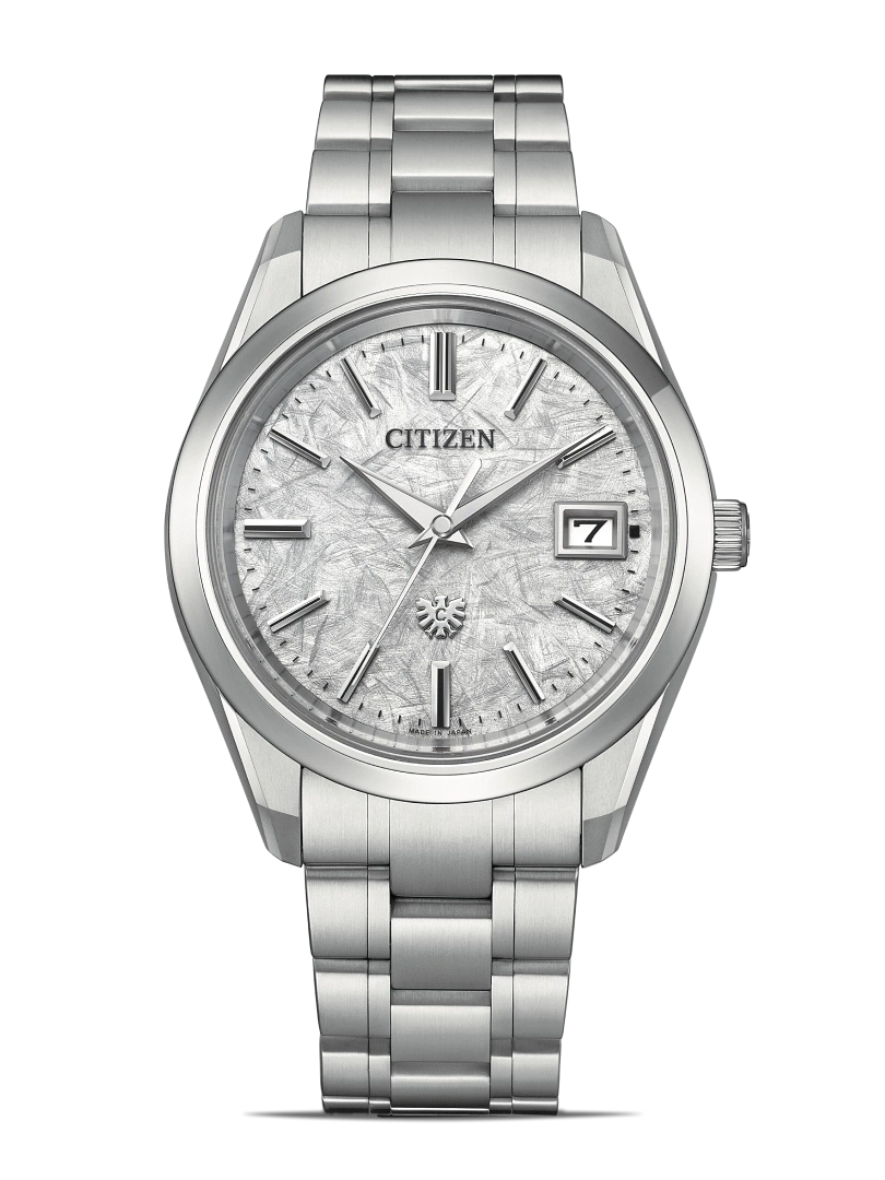 Citizen-Uhr mit silbernem Armband und strukturierter Oberfläche, Datumsanzeige.