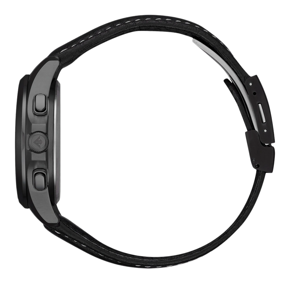 Schwarze Uhr mit schwarzem Lederarmband, Seitenansicht, weißer Hintergrund