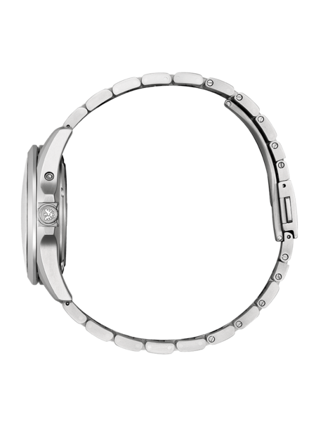 Seitenansicht einer silbernen Armbanduhr mit Metallband auf grünem Hintergrund.