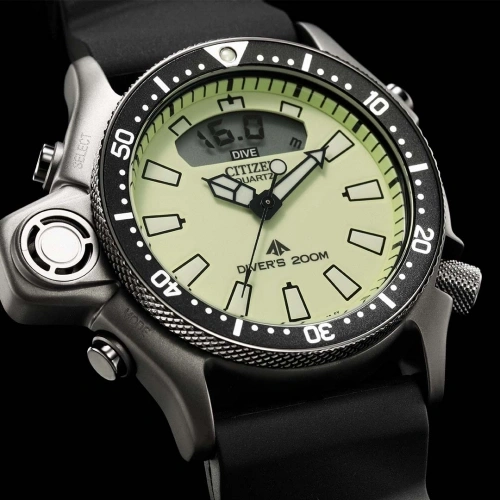 Citizen Taucheruhr mit schwarzer Lünette und Digitalanzeige, die Tiefe anzeigt.