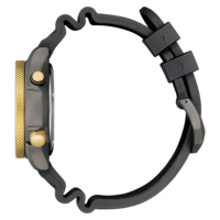 Seitenansicht einer schwarzen Uhr mit goldenen Akzenten und einem schwarzen Armband.