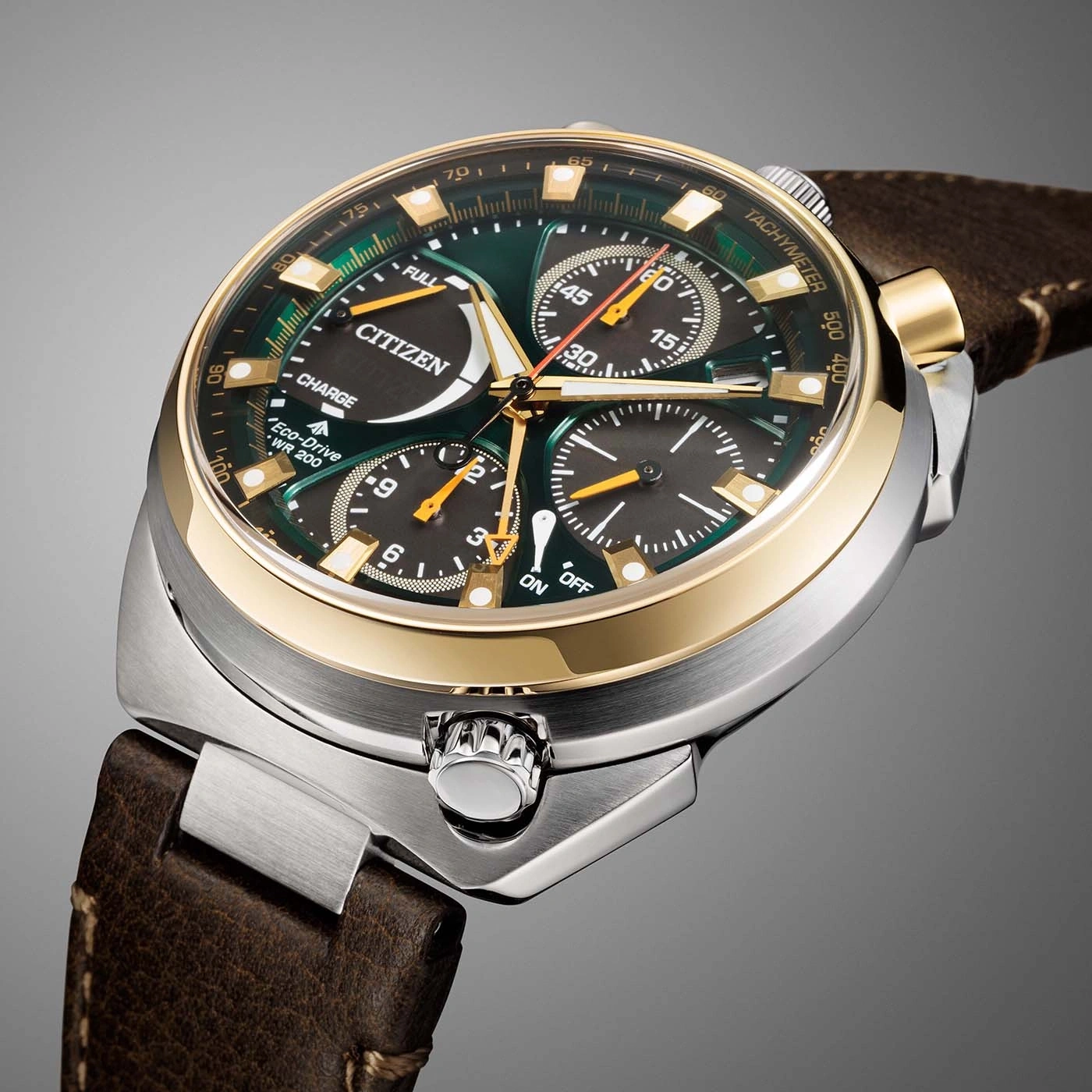 Eine Nahaufnahme einer grünen Citizen Eco-Drive-Uhr mit goldenen Akzenten und Lederarmband.