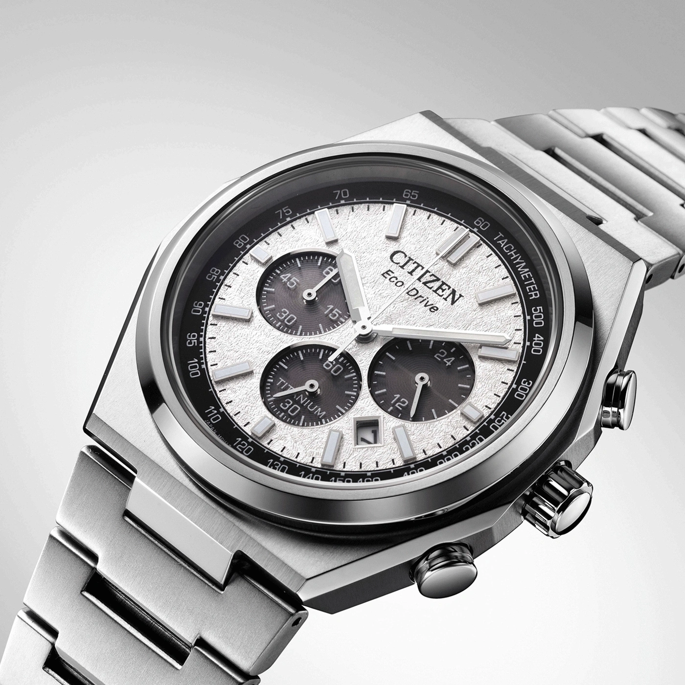 Nahaufnahme einer Citizen-Uhr mit silbernem Titanarmband und strukturiertem Zifferblatt.