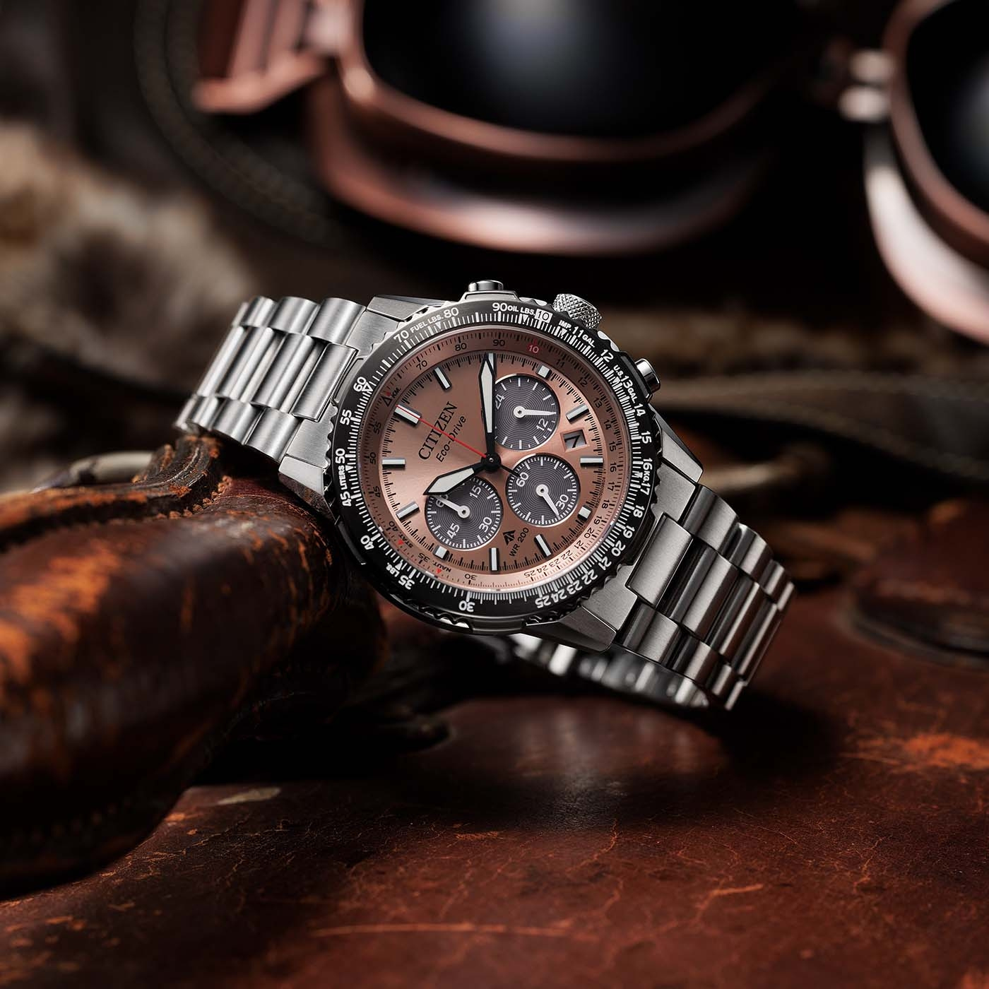 Nahaufnahme einer Citizen Eco-Drive Uhr auf einer Lederoberfläche.