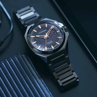 Citizen Series 8 Automatikuhr auf dunkler Oberfläche mit einer Brieftasche.