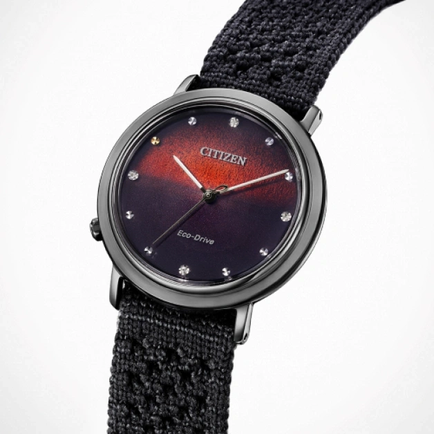 Citizen-Uhr mit dunklem Zifferblatt und strukturiertem Armband.