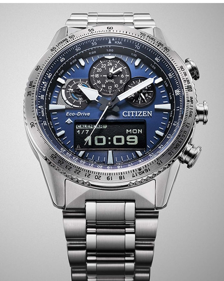 Citizen-Uhr mit blauem Zifferblatt, Digitalanzeige und Edelstahlarmband.