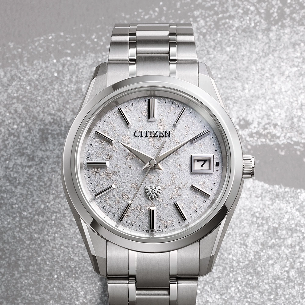 Citizen-Uhr mit silbernem Armband und strukturiertem weißem Zifferblatt, Datumsanzeige.
