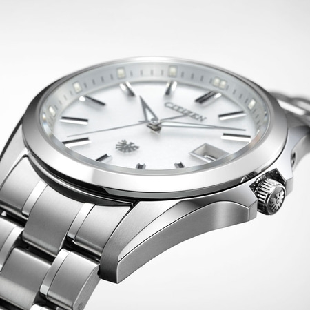 Nahaufnahme einer silbernen Citizen-Uhr mit weißem Zifferblatt und Metallband.