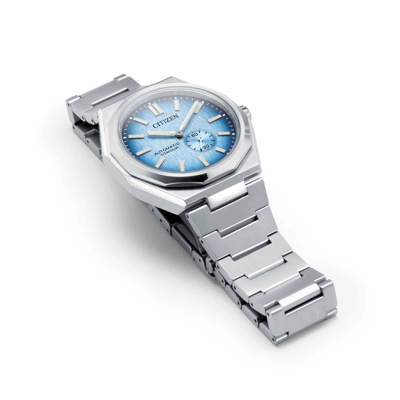 Citizen-Uhr mit blauem Zifferblatt und silbernem Armband auf weißem Hintergrund