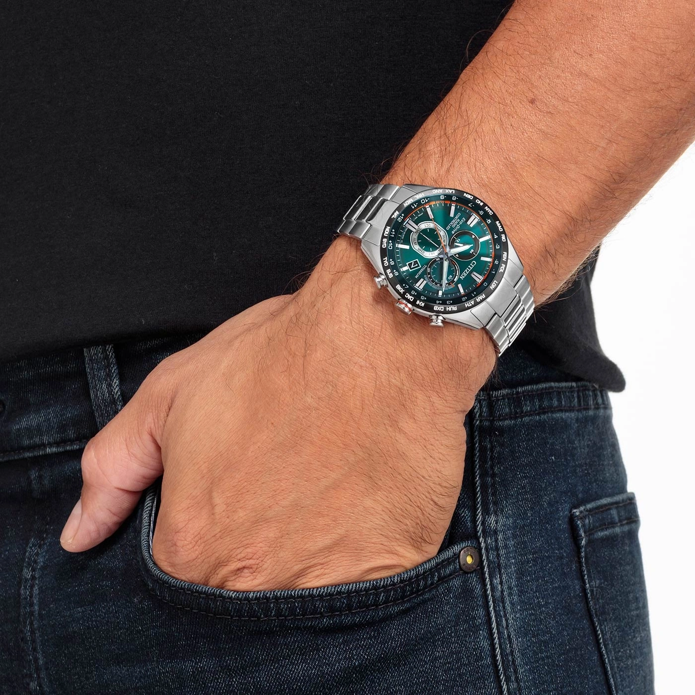 Mann mit Citizen-Uhr, Hand in der Tasche, Jeans, schwarzes Hemd.