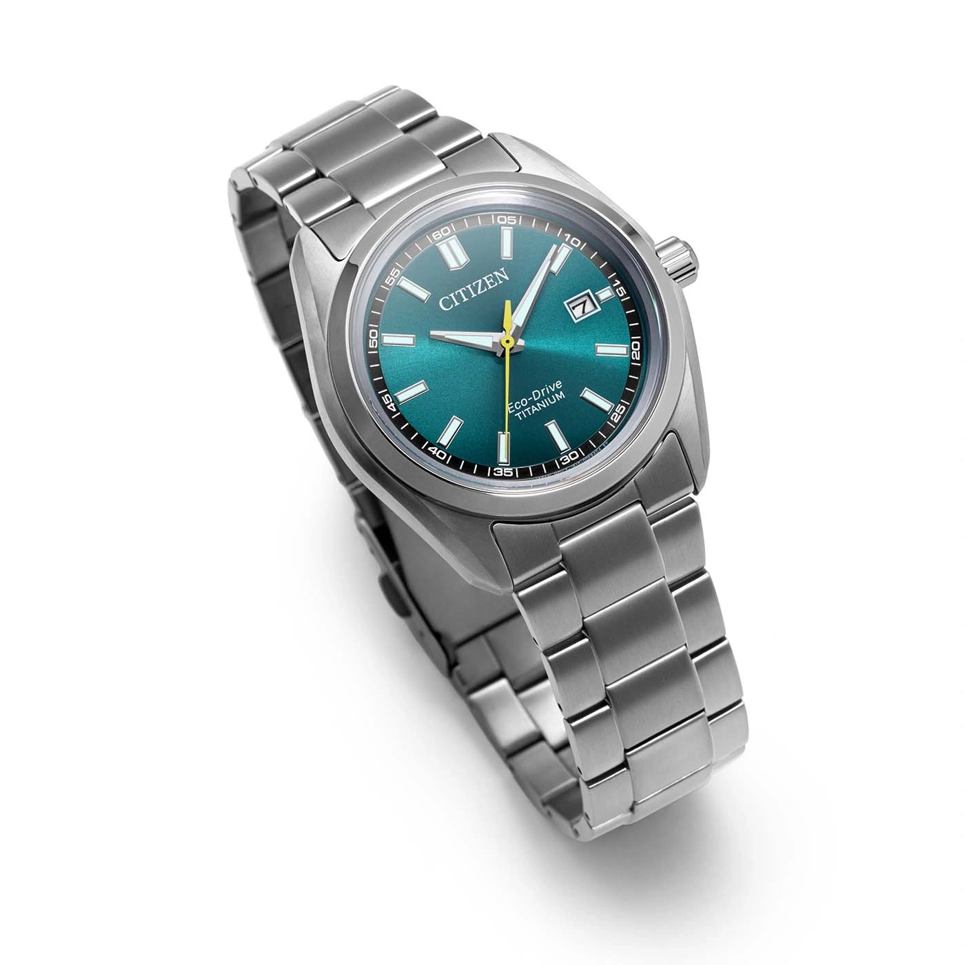Eine moderne Citizen Eco-Drive Titanuhr mit grünem Zifferblatt.