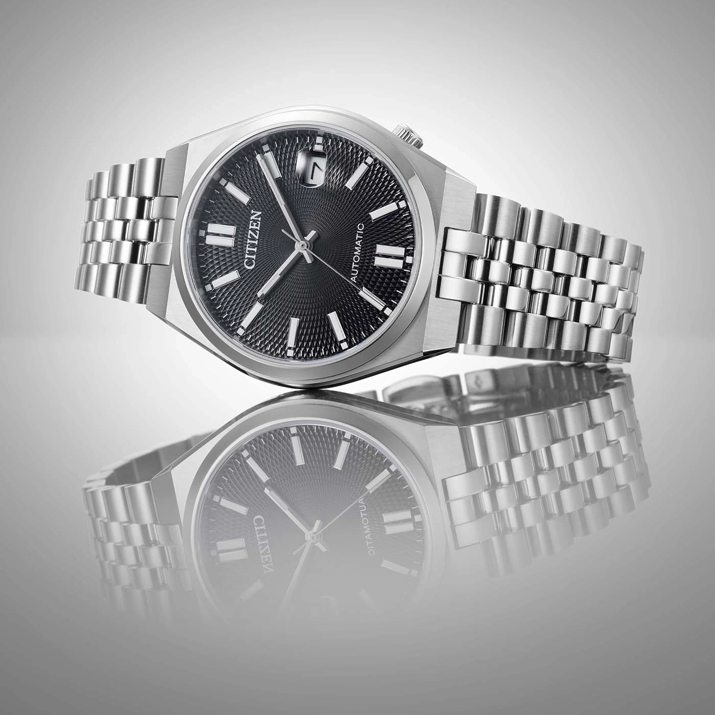 Citizen Automatik-Uhr mit schwarzem Zifferblatt und Edelstahlarmband.
