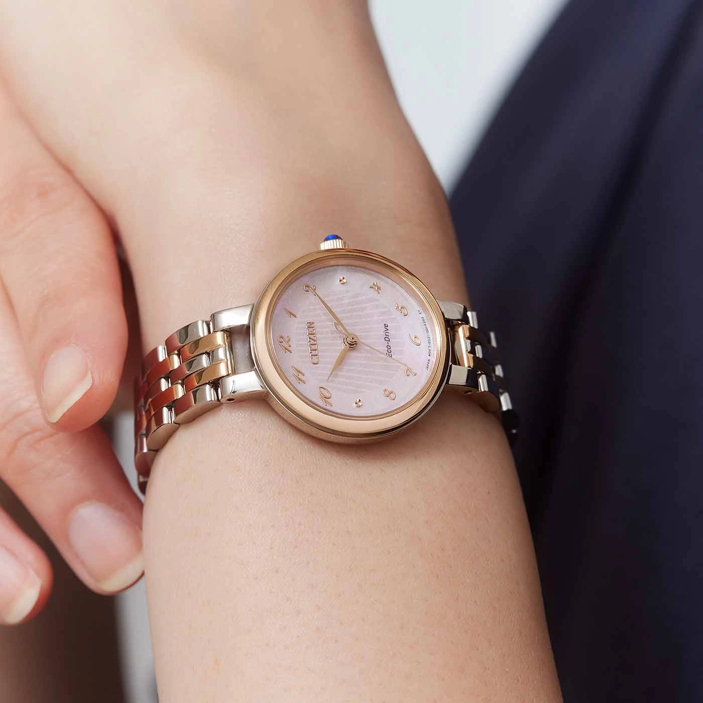 Citizen-Uhr am Handgelenk, rosa Zifferblatt, Gold- und Silberband, Eco-Drive, elegantes Design