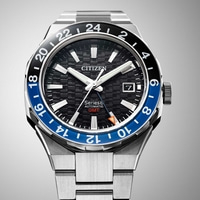 Citizen Series 8 GMT Uhr mit schwarzer und blauer Lünette, Datumsanzeige.
