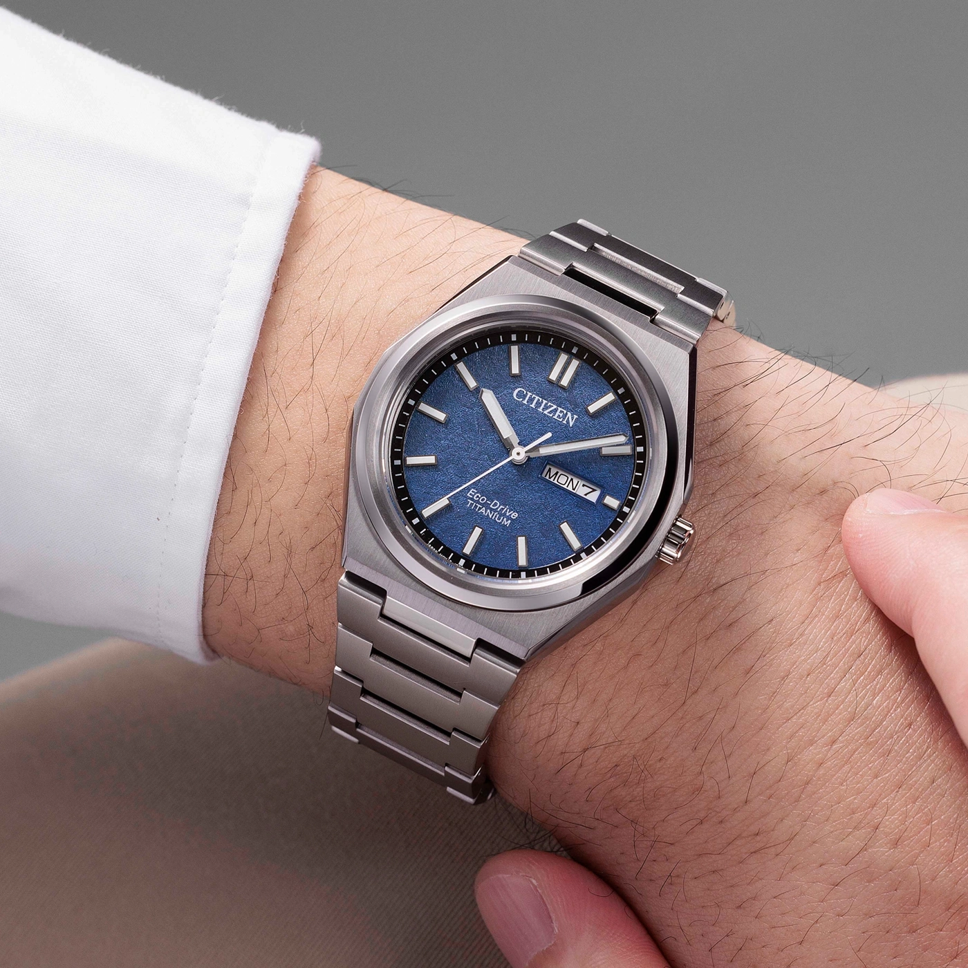 Citizen-Uhr am Handgelenk, blaues Zifferblatt, Titan, Eco-Drive, Mon 7, Nahaufnahme