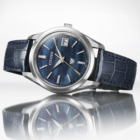 Citizen-Uhr mit blauem Zifferblatt und Lederarmband, elegantes Design, Datumsanzeige.