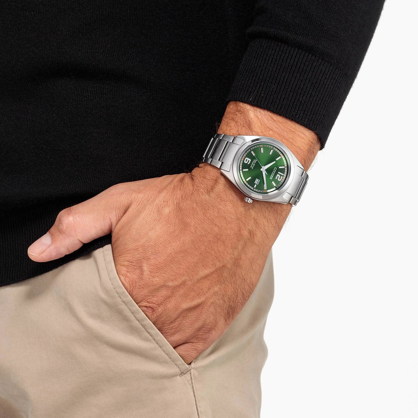 Mann mit Citizen-Uhr mit grünem Zifferblatt und silbernem Armband.