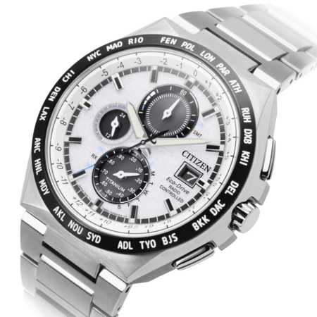Citizen-Uhr mit mehreren Zifferblättern, Zeitzonen und Titan-Finish, Eco-Drive-Technologie.