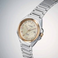 Citizen Series 8 Automatikuhr mit goldenen Akzenten und silbernem Armband.