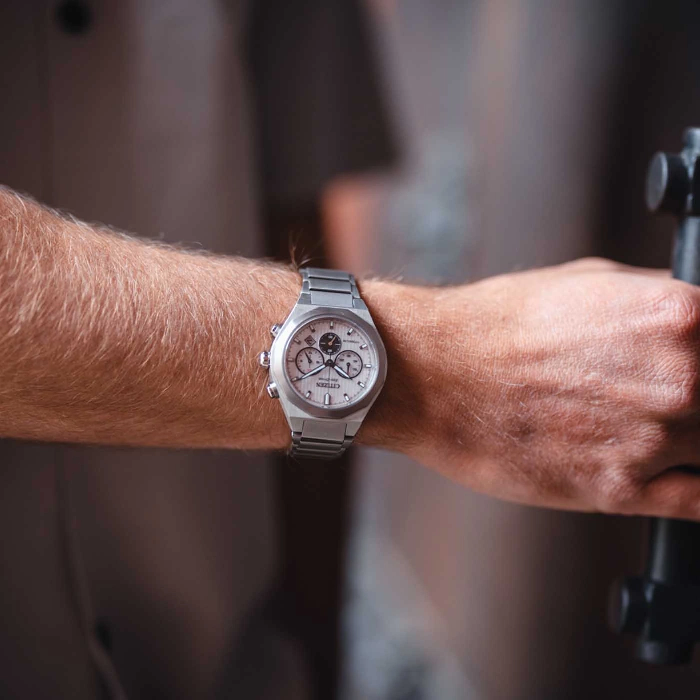 Nahaufnahme eines Handgelenks mit einer silbernen Citizen-Uhr.