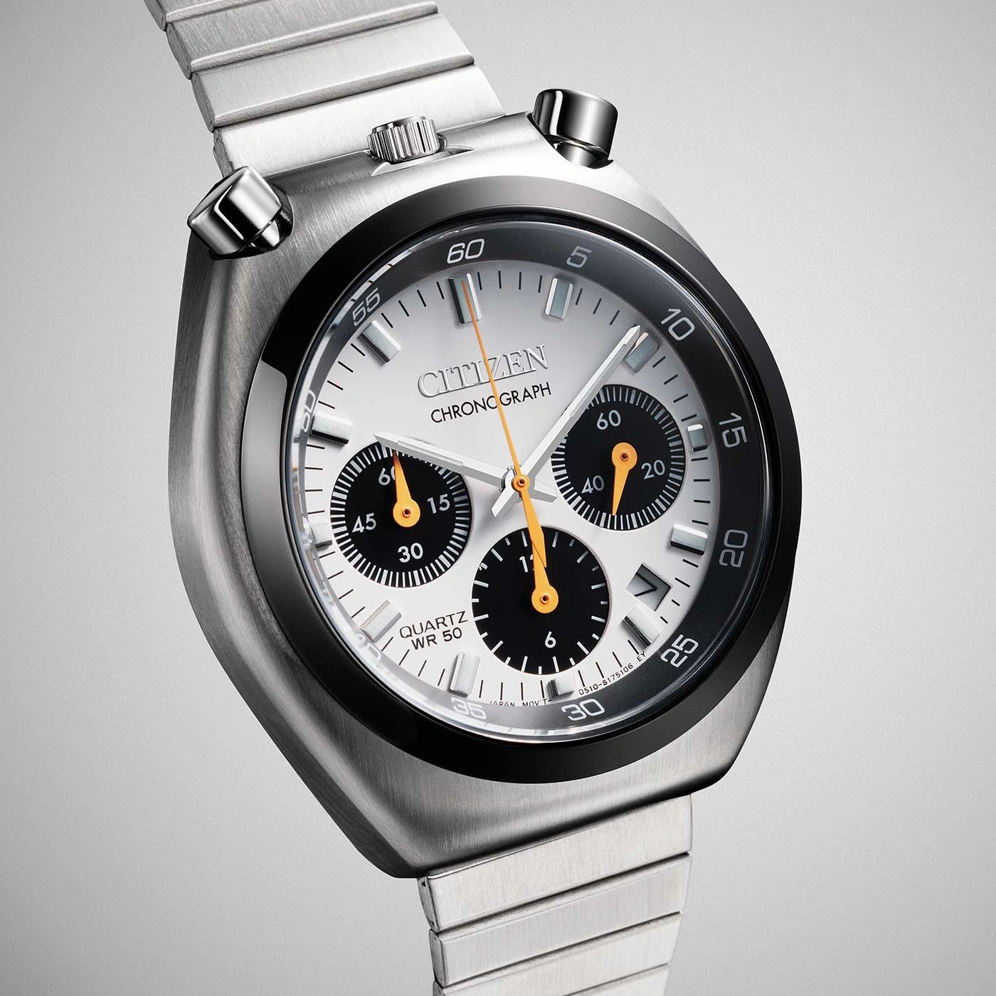 Nahaufnahme einer silbernen Citizen Chronographenuhr mit weißem Zifferblatt und schwarzen Hilfszifferblättern.