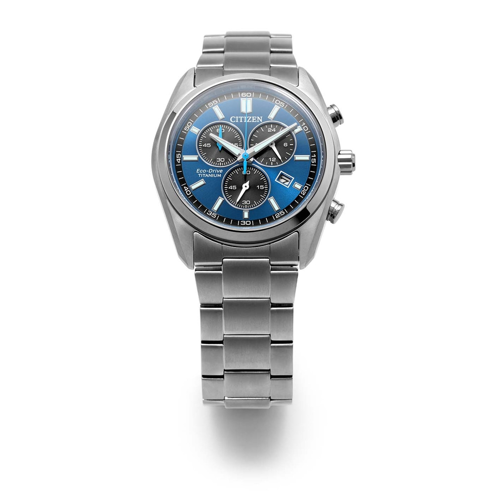 Eine moderne silberne Citizen Eco-Drive Titanium Chronographenuhr mit blauem Zifferblatt.