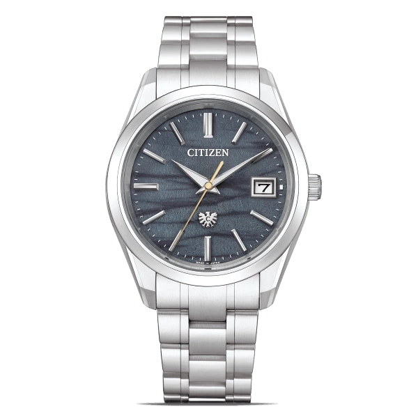Citizen-Uhr mit silbernem Armband und dunkelblauem Zifferblatt mit Datum.